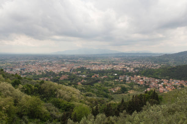 Vista della Valdinievole dall'alto, con la piana dove sorge Pieve a Nievole